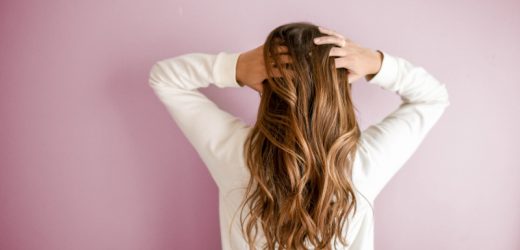 Jak dbać o suche włosy? Poprawna pielęgnacja suchych włosów