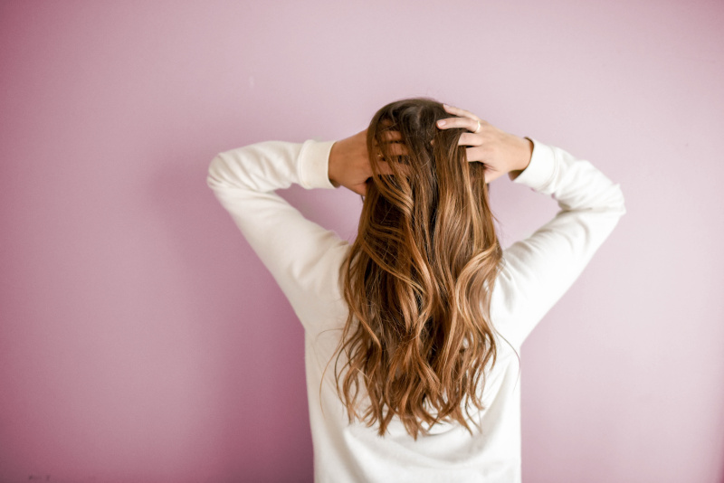 Jak dbać o suche włosy? Poprawna pielęgnacja suchych włosów