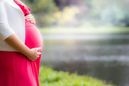 Zagrożona ciąża – jakie są jej przyczyny i objawy oraz najczęstsze zalecenia lekarzy
